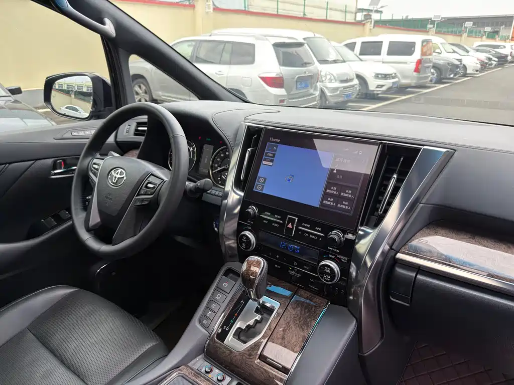 Toyota Alphard 2023 — фото 13
