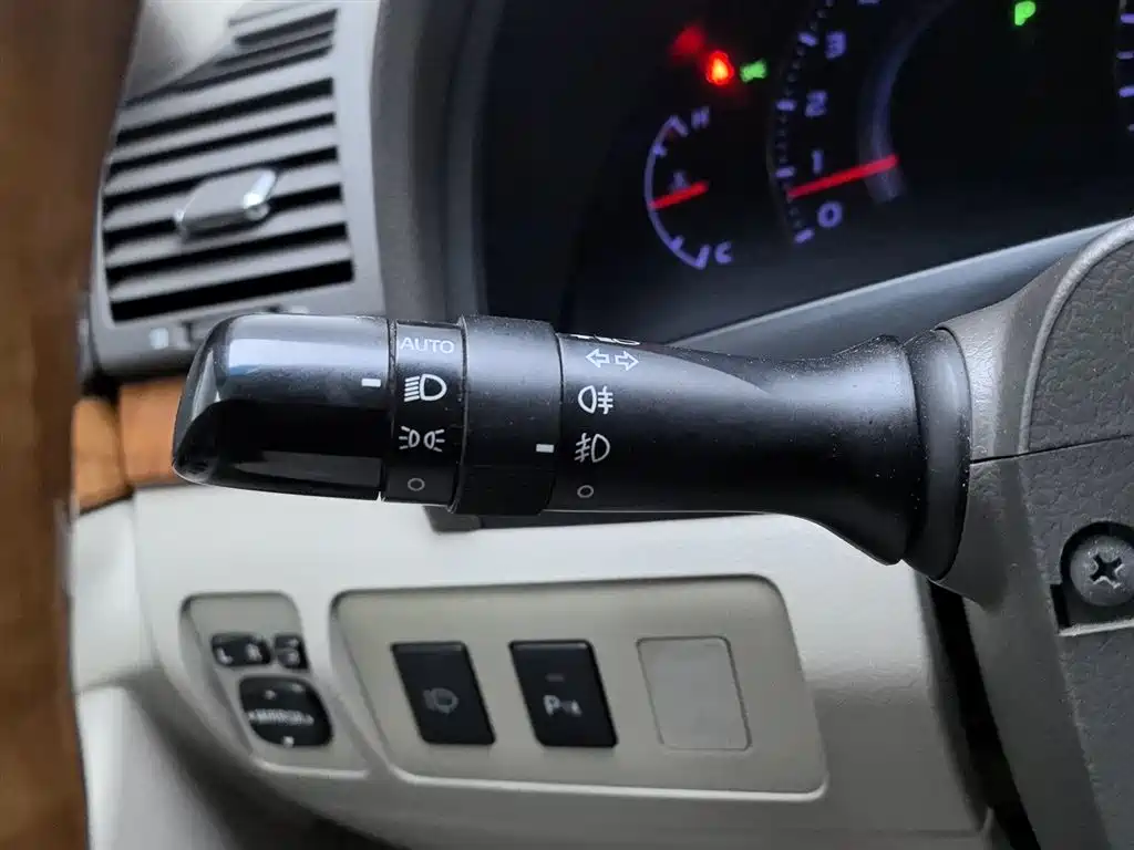 Toyota Camry 2010 — фото 21