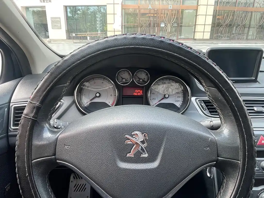 Peugeot 308 2015 — фото 18