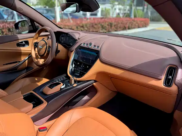 Aston Martin DBX 2023