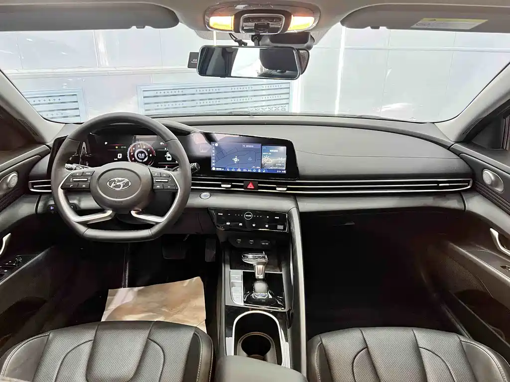 Hyundai Elantra 2023 — фото 16