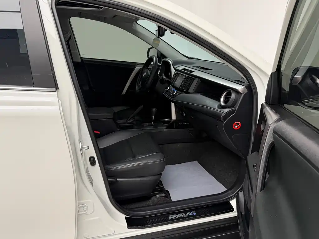 Toyota RAV4 2019 — фото 16