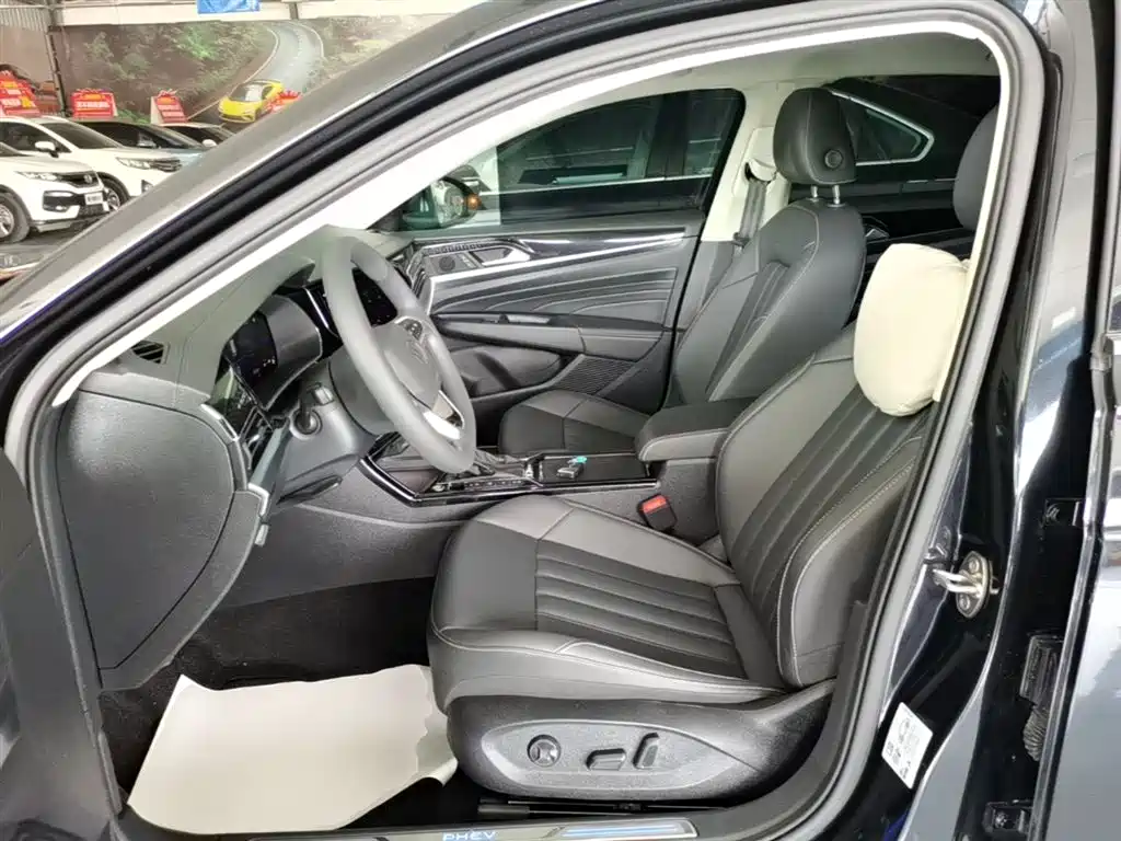 Volkswagen Passat PHEV 2023 — фото 11