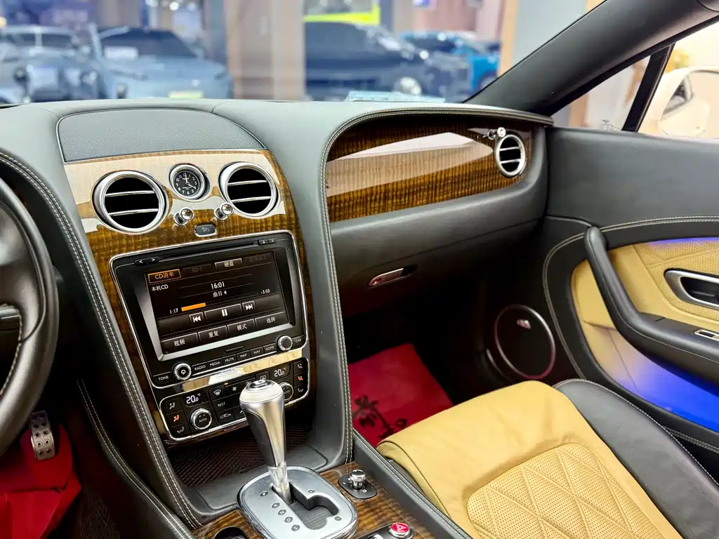 Bentley Continental 2014 — фото 18