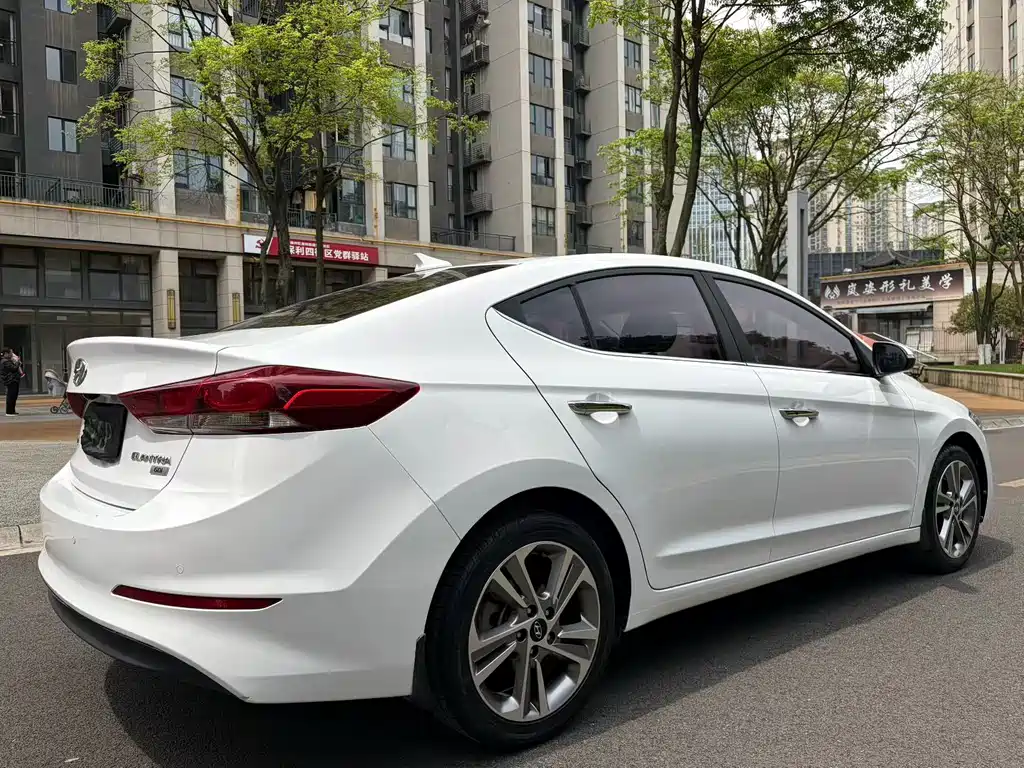 Hyundai Elantra 2018 — фото 7