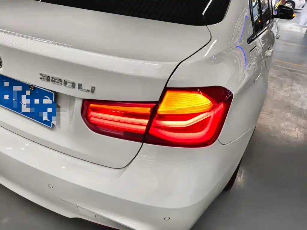 BMW 3 Series 2018 — фото 24