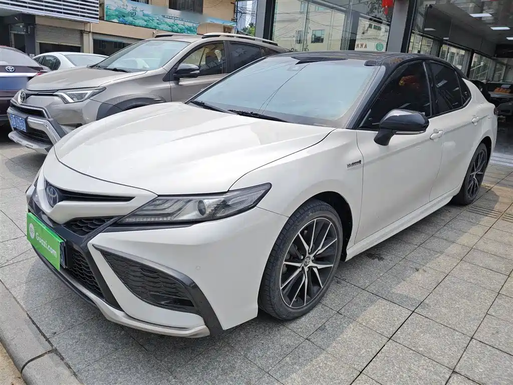Toyota Camry 2022 — фото 1