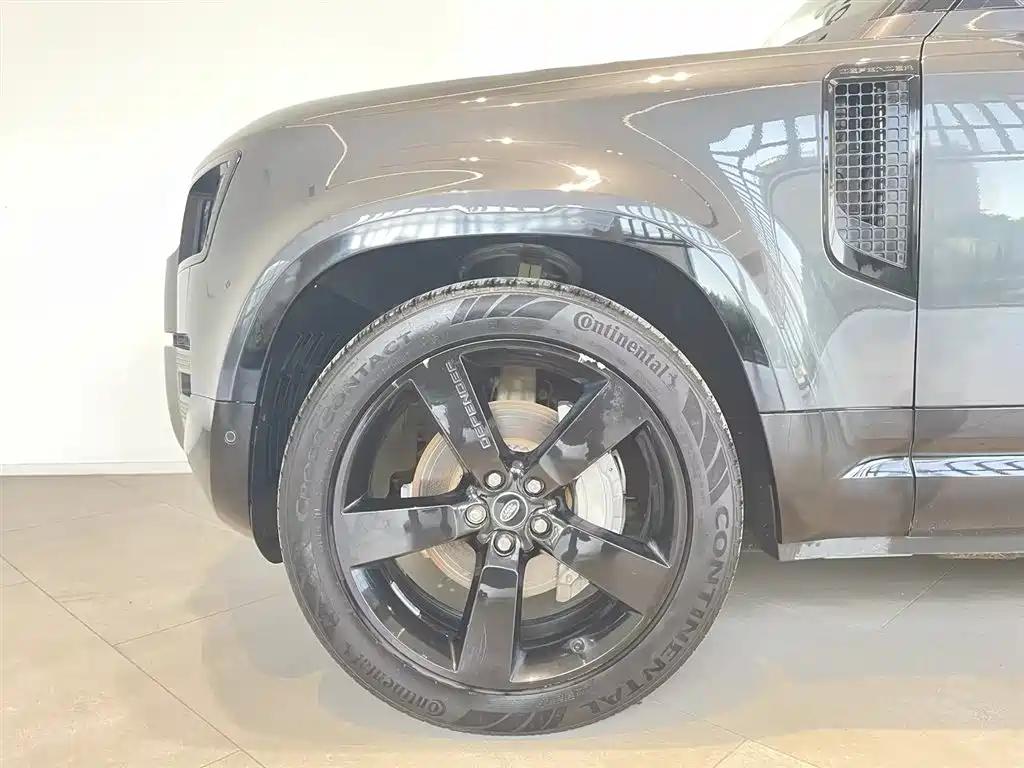 Land Rover Defender 2023 — фото 17