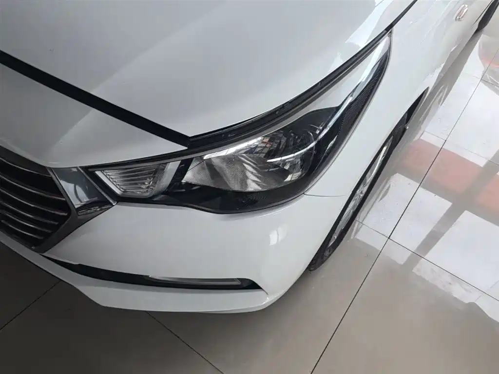 Hyundai Verna 2017 — фото 24