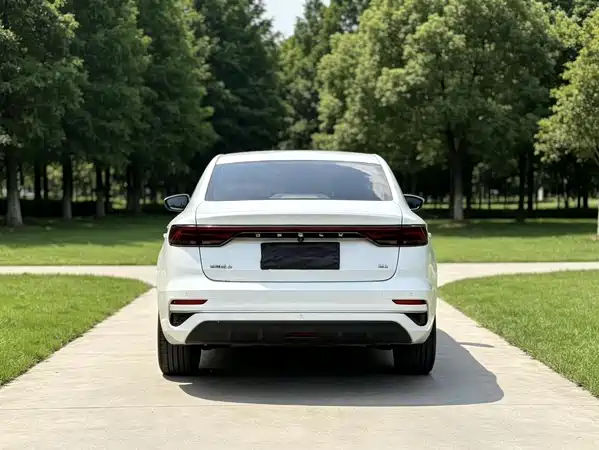 Geely Emgrand 2021