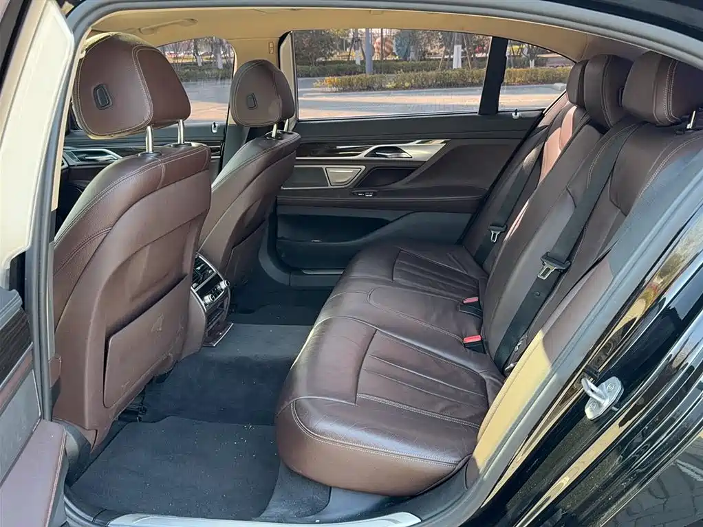 BMW 7 Series 2017 — фото 15