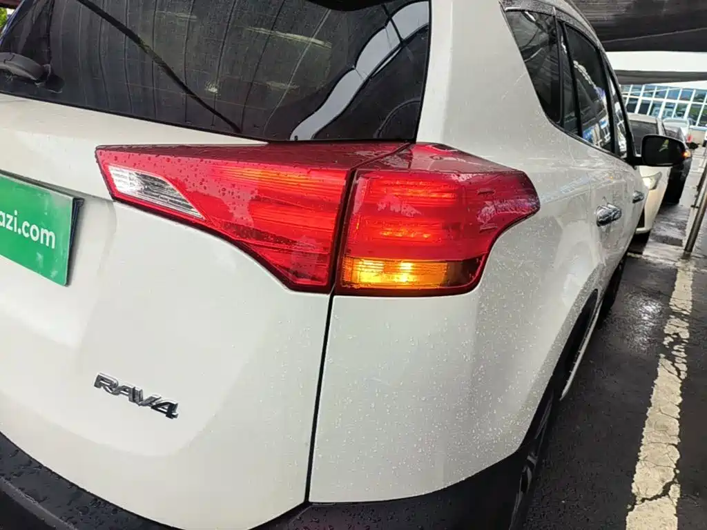 Toyota RAV4 2015 — фото 8