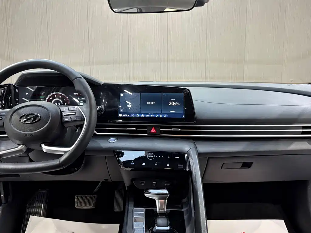 Hyundai Elantra 2023 — фото 12
