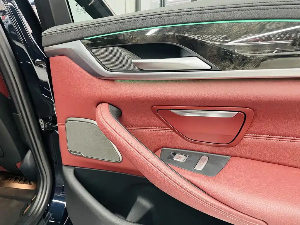 BMW 5 Series 2018 — фото 15