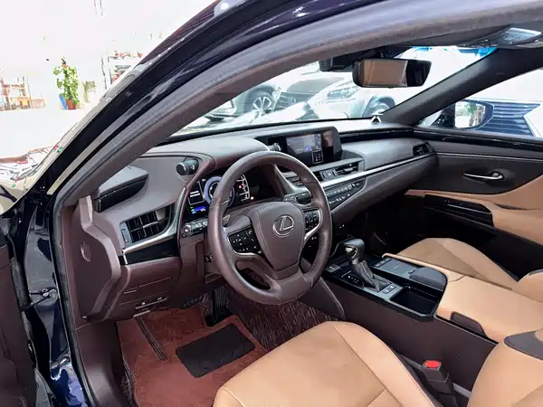 Lexus ES 2021