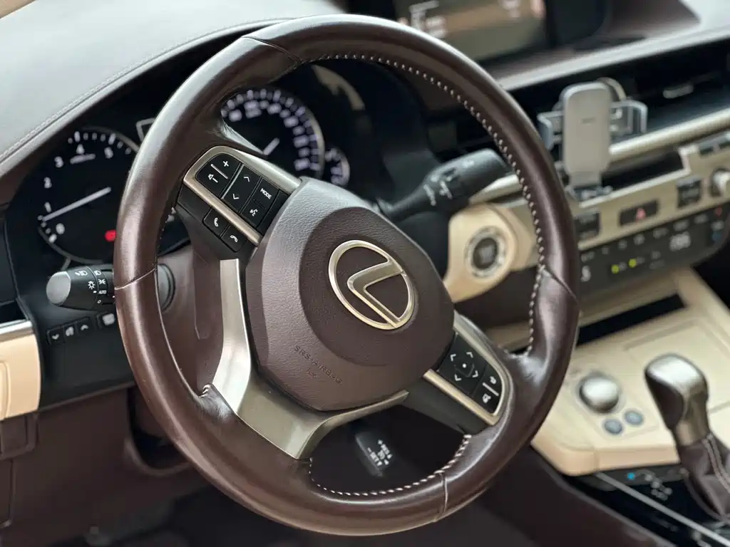 Lexus ES 2017 — фото 12