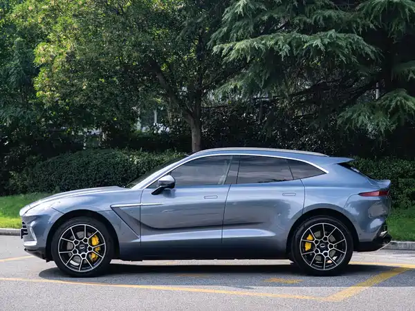 Aston Martin DBX 2022