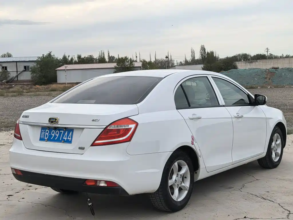 Geely Emgrand 2015 — фото 9