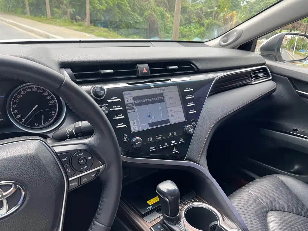 Toyota Camry 2018 — фото 23