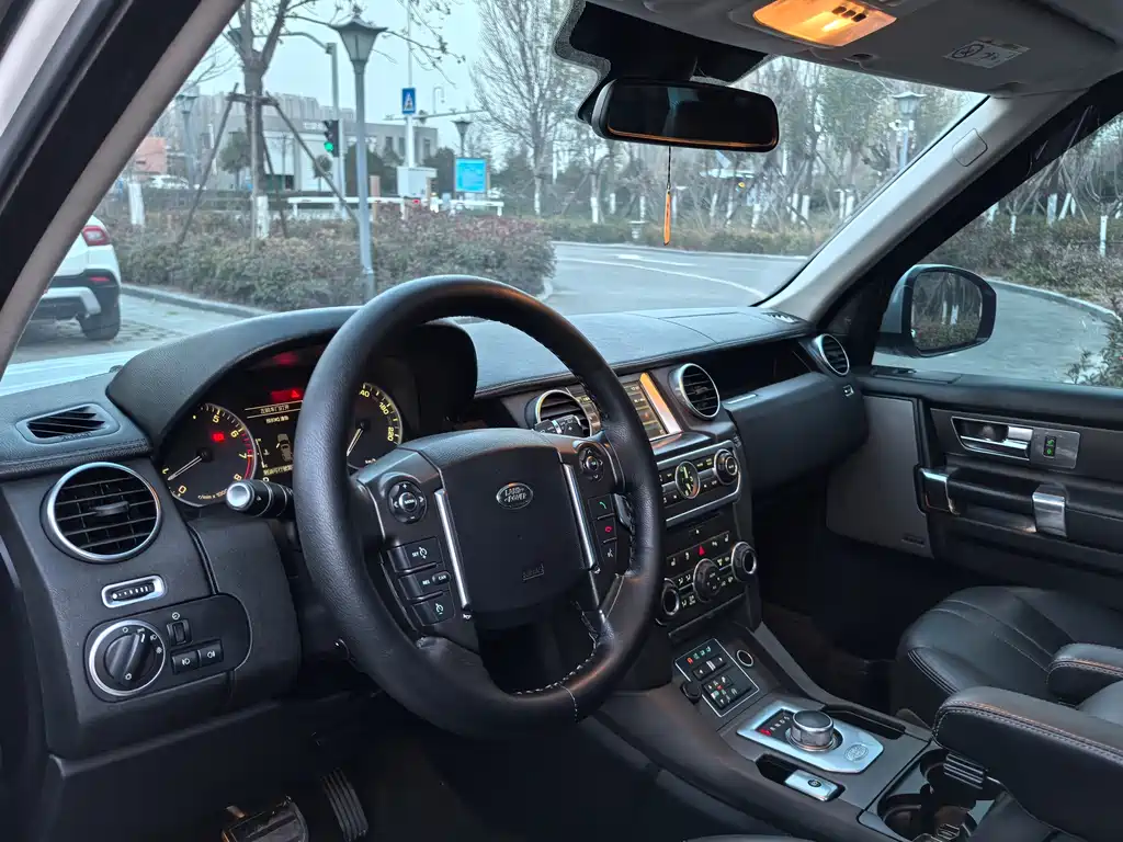 Land Rover Discovery 2015 — фото 8