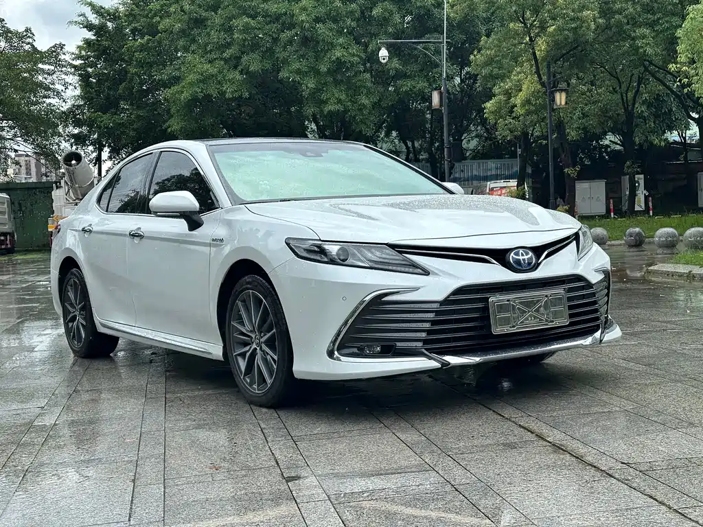 Toyota Camry 2023 — фото 2