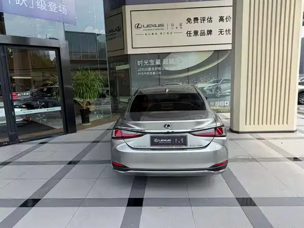 Lexus ES 2024