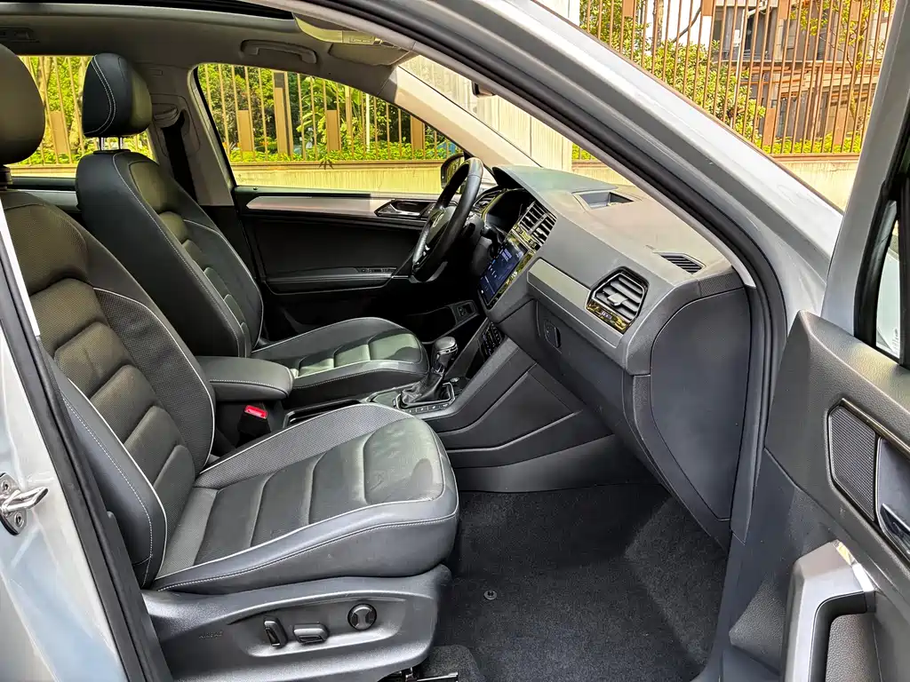 Volkswagen Tiguan L Plug-In Hybrid 2020 — фото 13