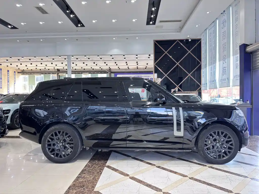 Land Rover Range Rover 2023 — фото 17