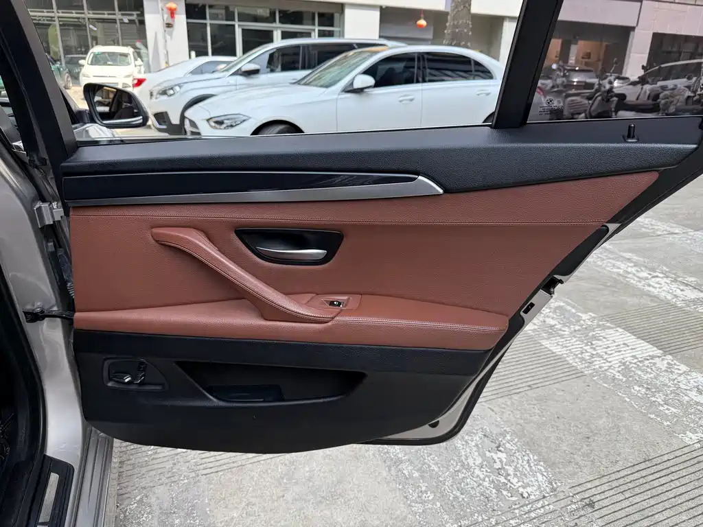 BMW 5 Series 2017 — фото 26