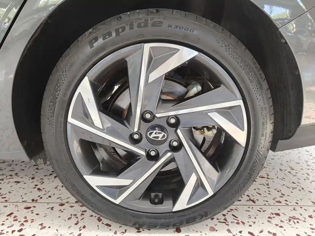 Hyundai Elantra 2023 — фото 19