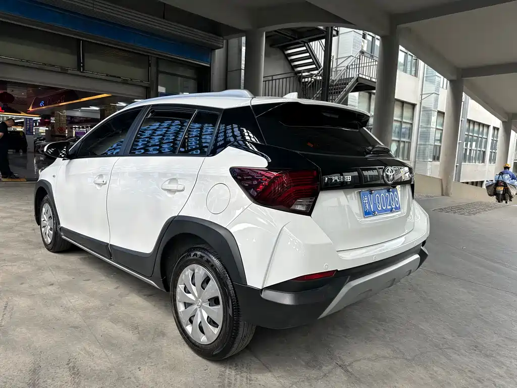 Toyota Yaris L 2022 — фото 13
