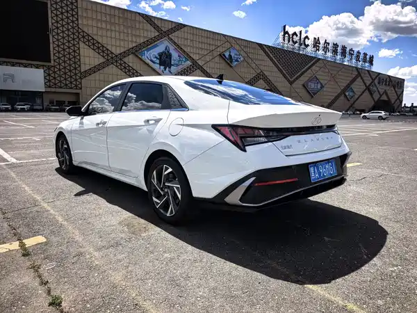 Hyundai Elantra 2023