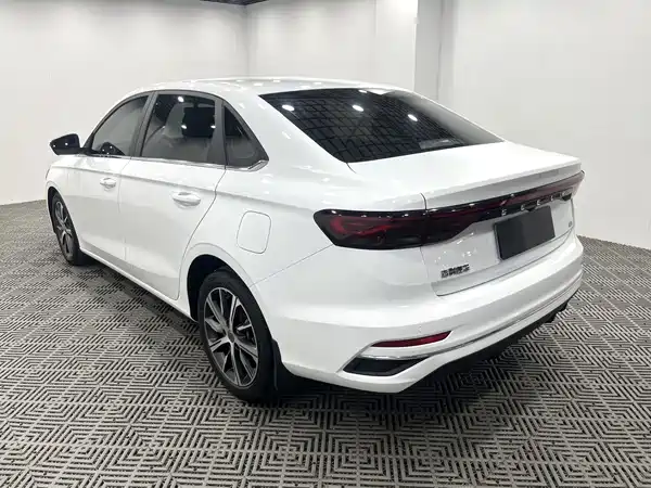 Geely Emgrand 2021