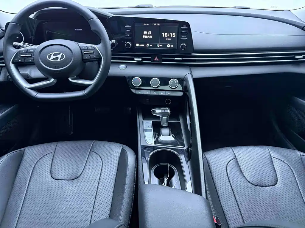 Hyundai Elantra 2023 — фото 10