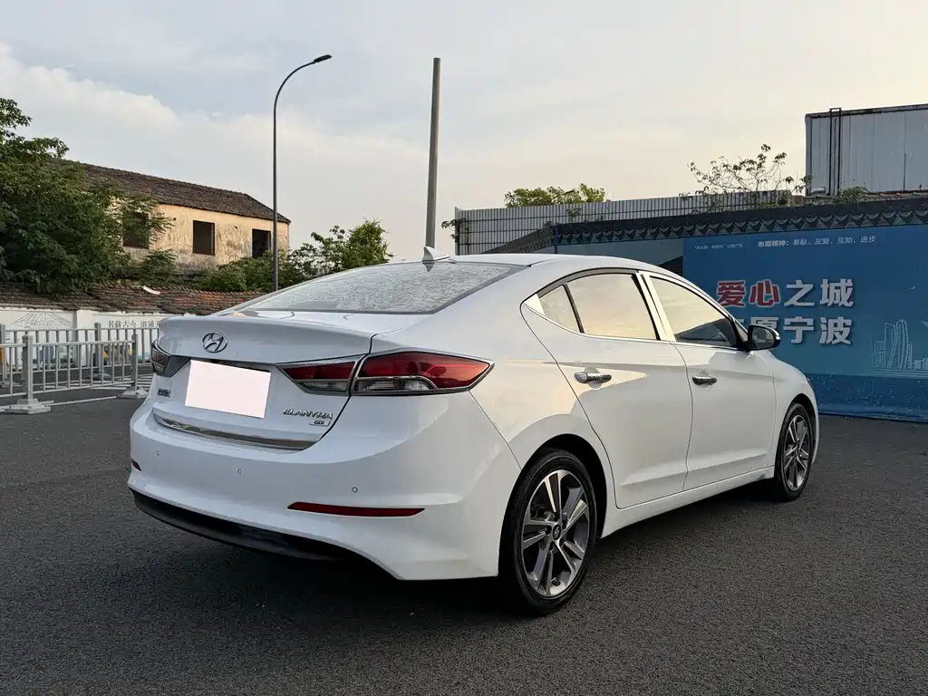 Hyundai Elantra 2016 — фото 3