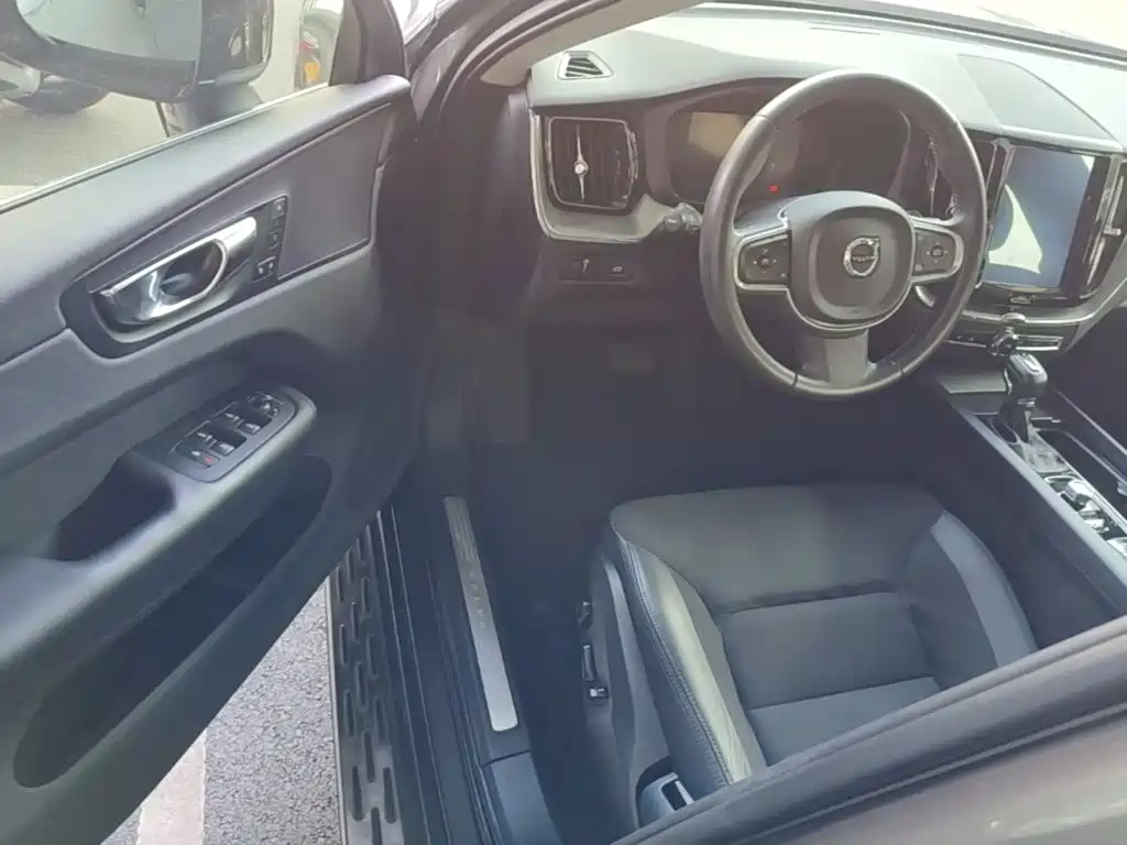 Volvo XC60 2018 — фото 16