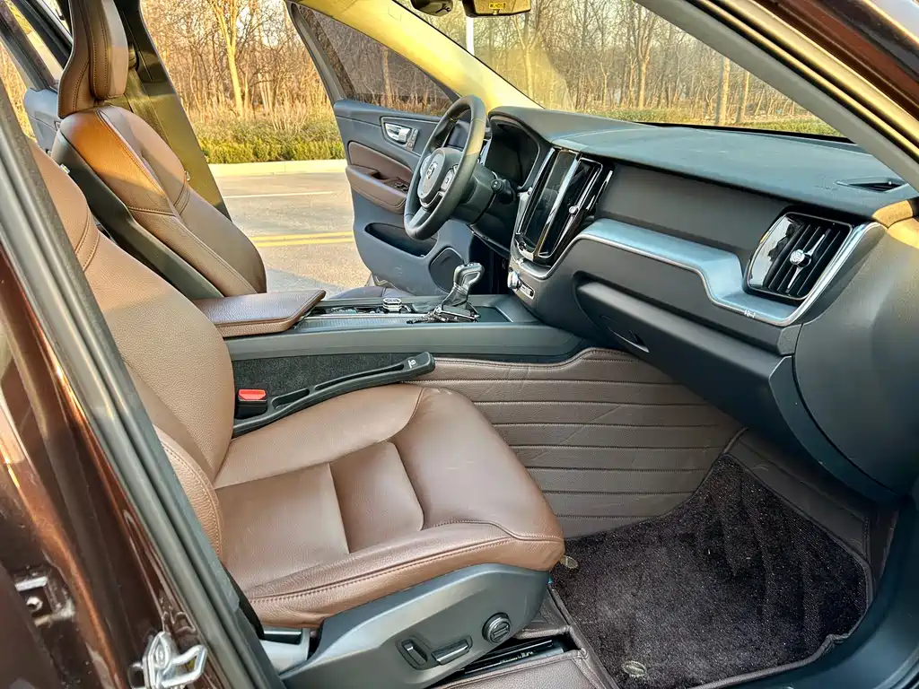 Volvo XC60 2019 — фото 13