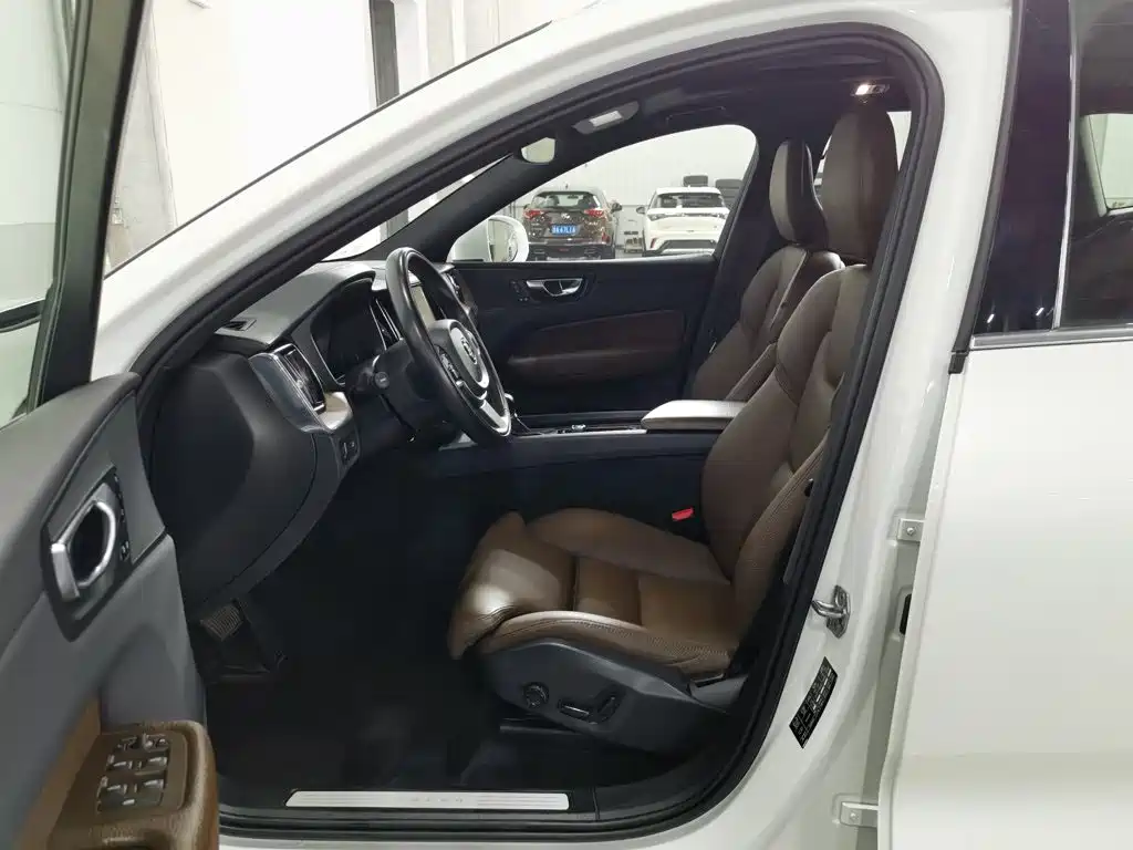 Volvo XC60 2020 — фото 10