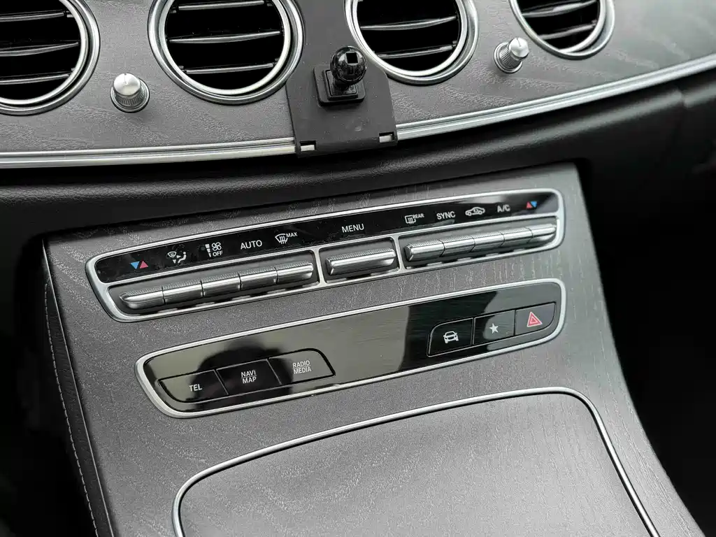 Mercedes-Benz E-Class 2022 — фото 13