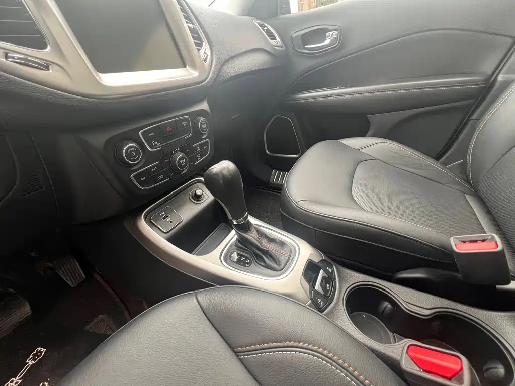 Jeep Compass 2018 — фото 10