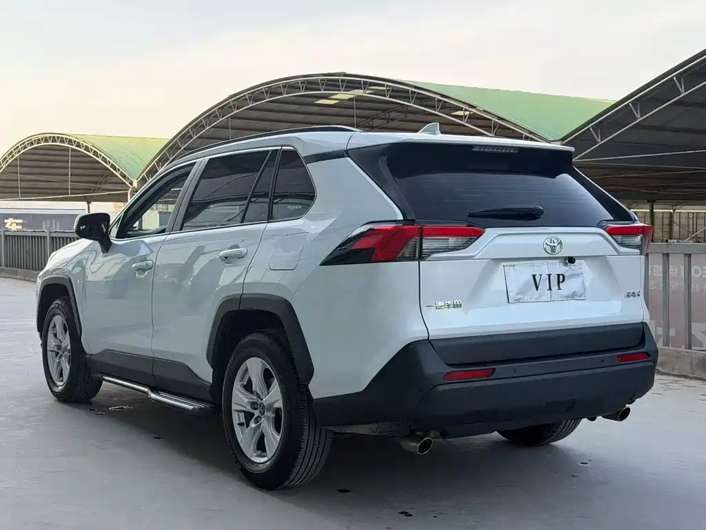 Toyota RAV4 2025 — фото 4