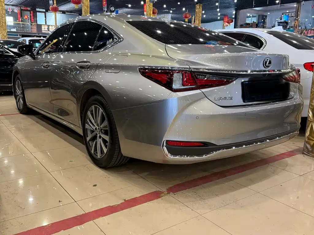 Lexus ES 2020 — фото 8