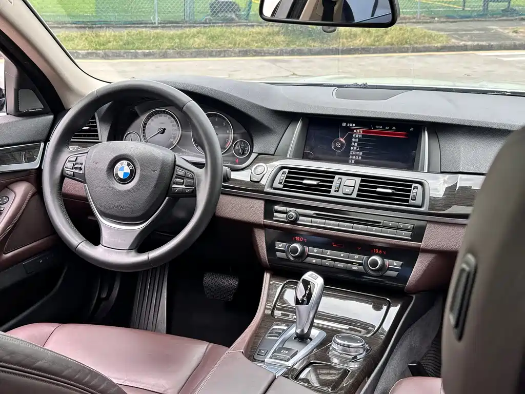 BMW 5 Series 2016 — фото 19