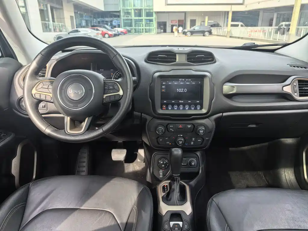 Jeep Renegade 2019 — фото 12