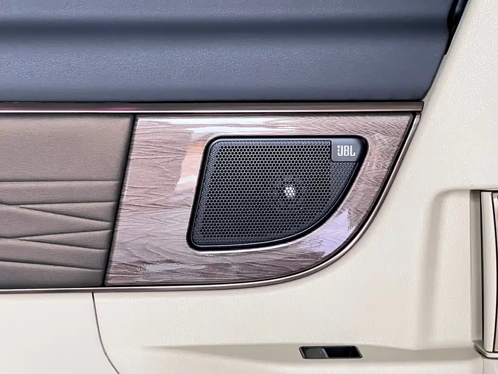 Toyota Vellfire 2023 — фото 16