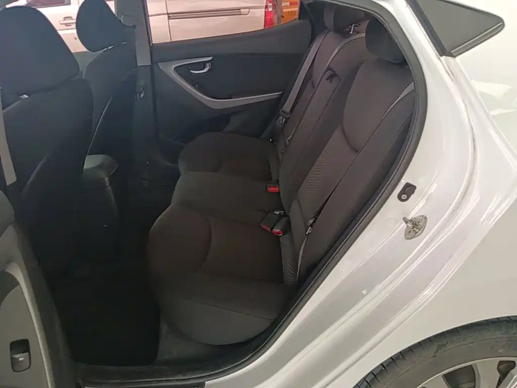 Hyundai Elantra 2016 — фото 17