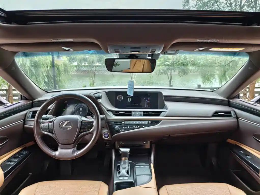 Lexus ES 2020