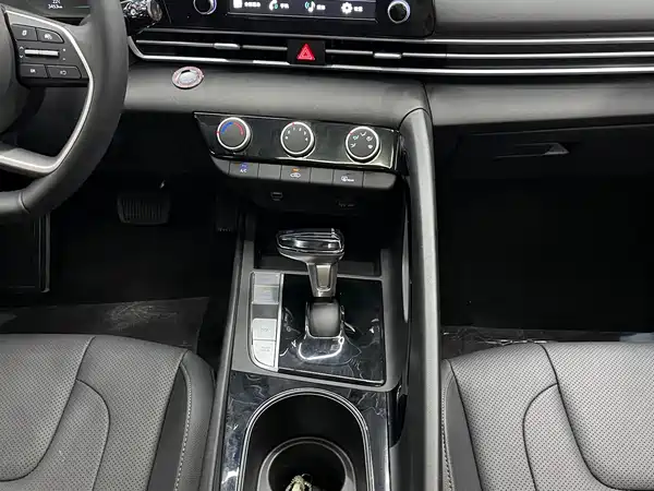 Hyundai Elantra 2025