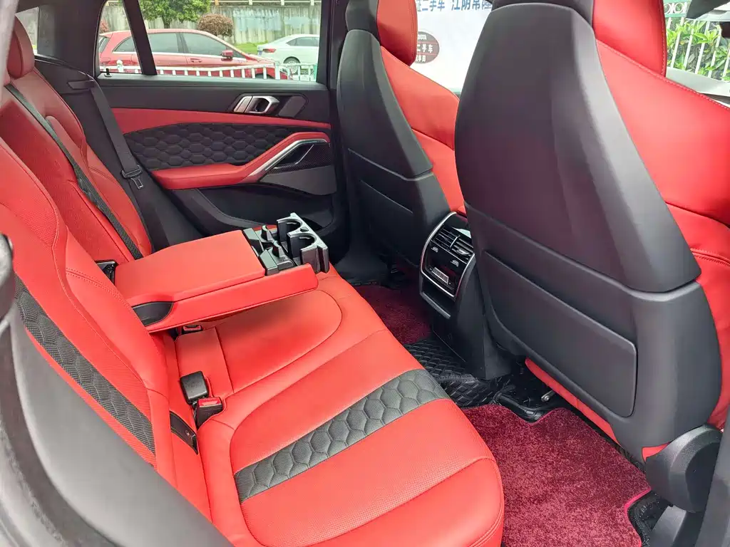 BMW X6 M 2023 — фото 18