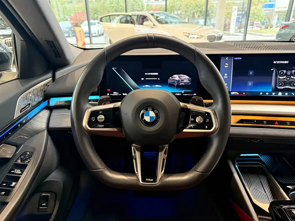 BMW 5 Series 2025 — фото 12